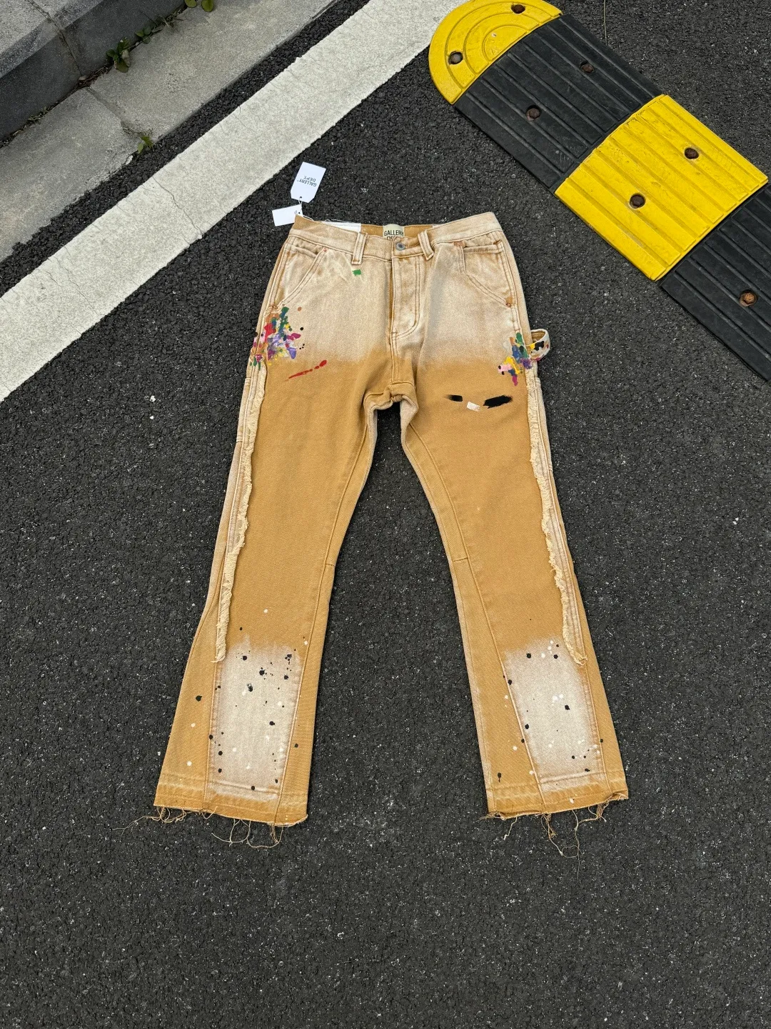P250💰G91 GALLERY DEPT. Spliced ​​patches, ink-splashed denim bell-bottoms, washed distressed spliced ​​jeans, denim washing factory. During the process, the owner of the washing factory helped introduce a boss who once worked at the Levi OEM factory and then started his own business. This also paved the way for the following styles. Therefore, Levi's remodeled single product for the base plate is really familiar. Whether it is the fabrics supplied or the lathes used in production, there is nothing to choose from. -Color: Black -Size: S-XXL (corresponding to 28-36)